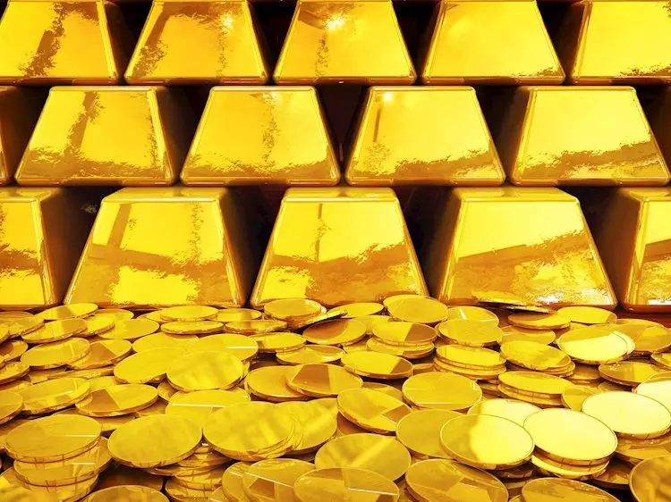 Gold Retreats as Investor Hopes of Aggressive Fed Rate Cuts Diminish