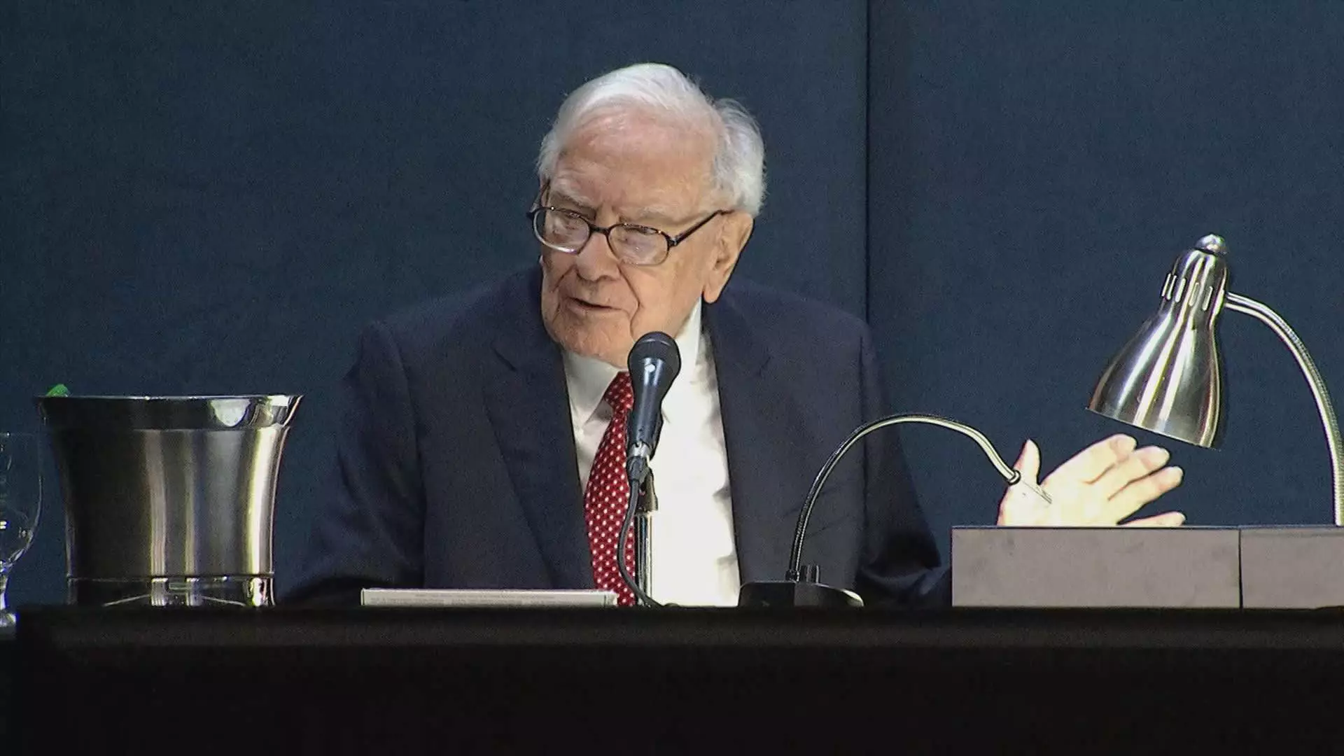 Warren Buffett’s Equal Investment in Apple and Coca-Cola: Coincidence or Master Plan?