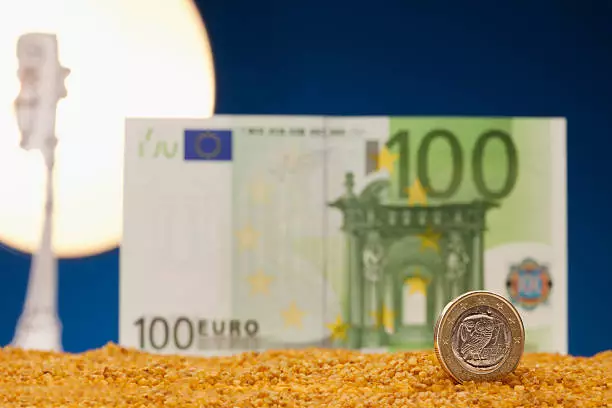 EUR/USD Under Pressure: A Dive into Current Market Dynamics