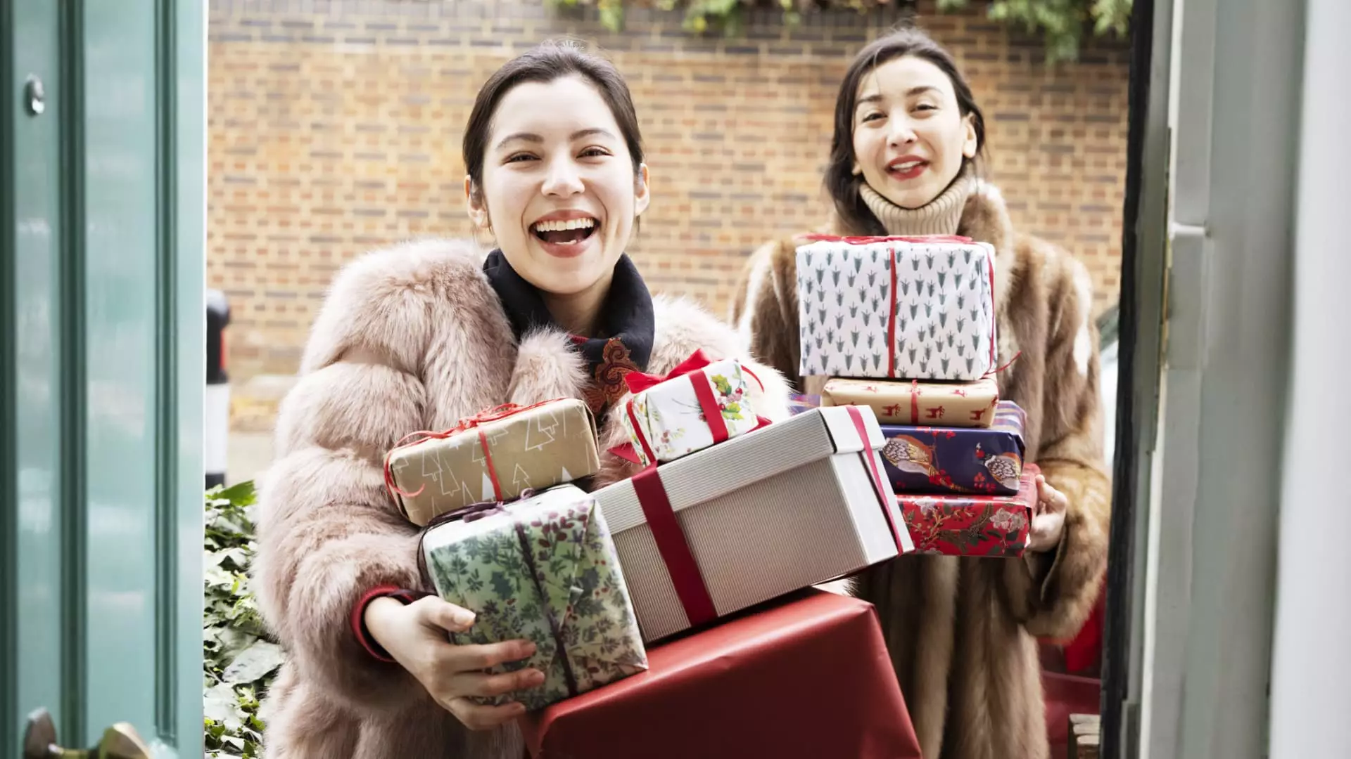 The Balancing Act of Holiday Shopping: Finding Financial Freedom Amidst Festivities