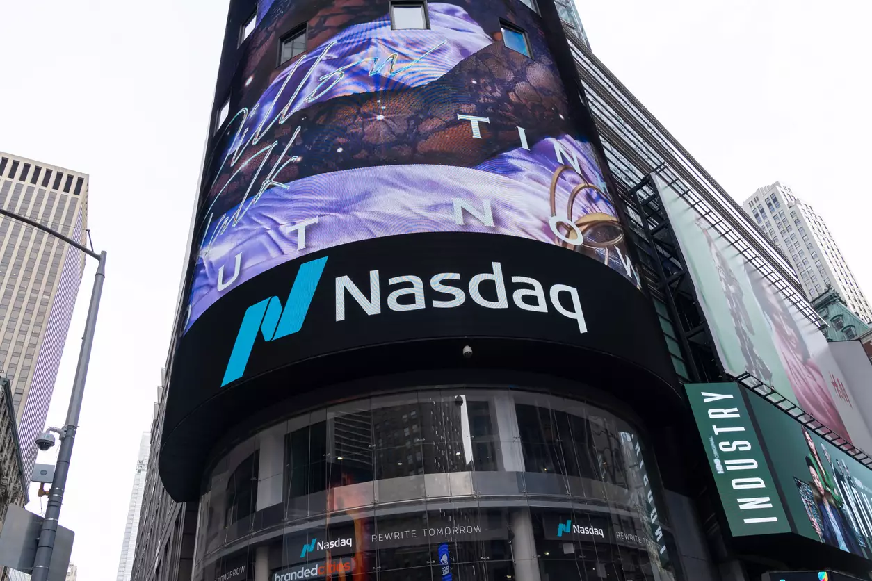 Market Dynamics and Potential Downturn: Analyzing the Nasdaq 100’s Shift