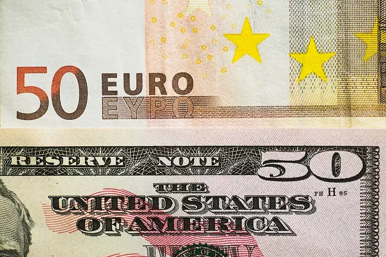 Analyzing the EUR/USD Exchange Rate: Potential Downtrend Ahead