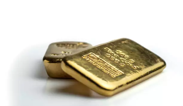 Market Trends: Analyzing the Surge of Gold Prices and the Decline of Crude Oil