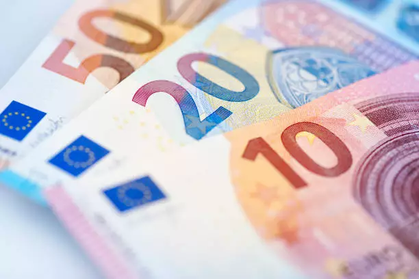 Unstoppable Momentum: How Dovish Fed Expectations and Fiscal Uncertainty Power EUR/USD Rally